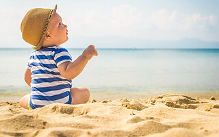 Comment réussir ses premières vacances avec un bébé ?