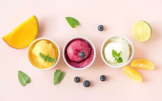Yaourt glacé : 2 recettes givrées et fruitées