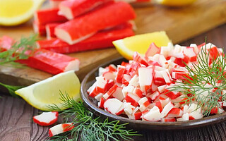 Surimi : que faut-il savoir sur ces petits bâtonnets orangés ?