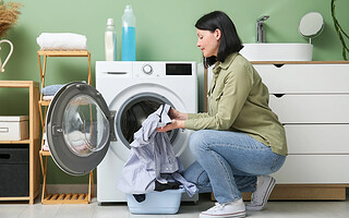 Lavez ses vêtements en machine de façon écolo