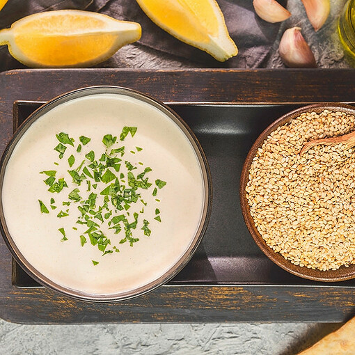 Préparez une vinaigrette avec du tahini pour vos salades d'été