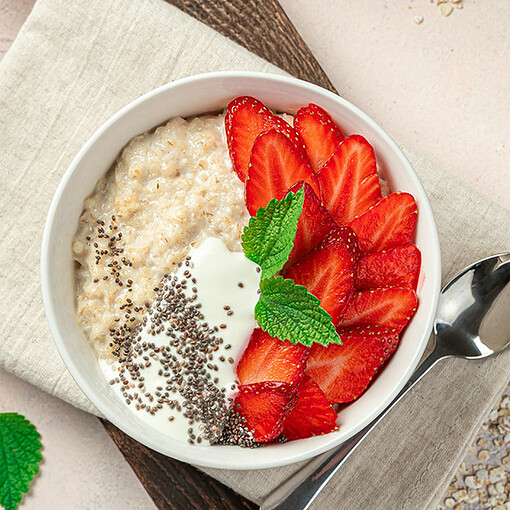 Voici une recette de porridge à la fraise parfait pour un petit déjeuner équilibré 